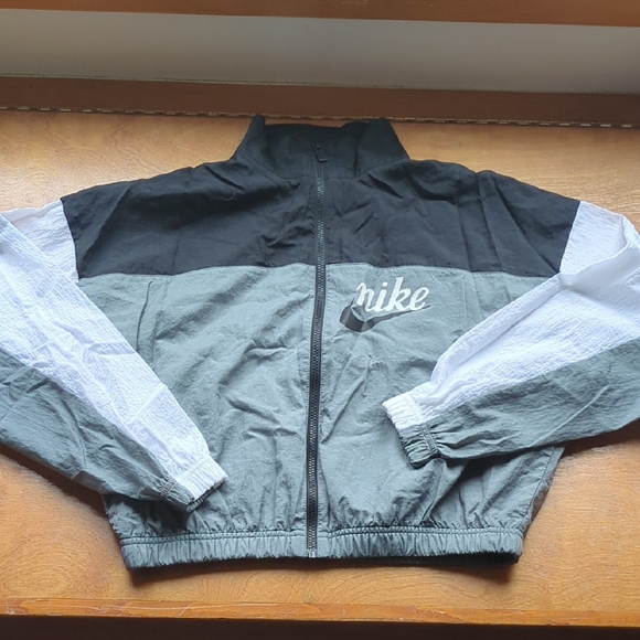 Nike Black and Gray Windbreaker Jacket - Picture 1 of 4